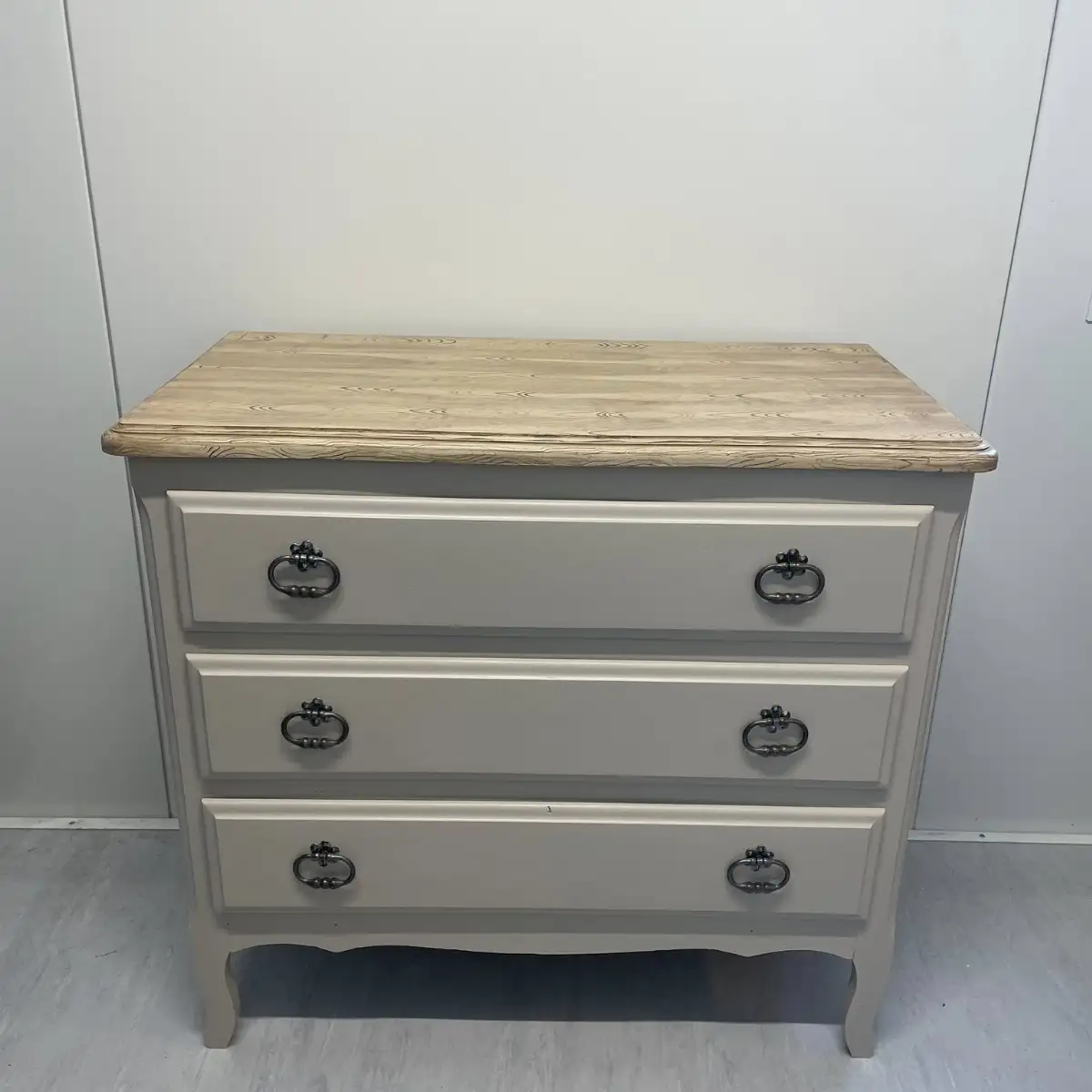 Commode ancienne restaurée en chêne massif copie